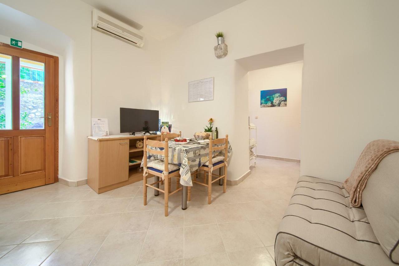 Hrast Appartement Krk Town Buitenkant foto