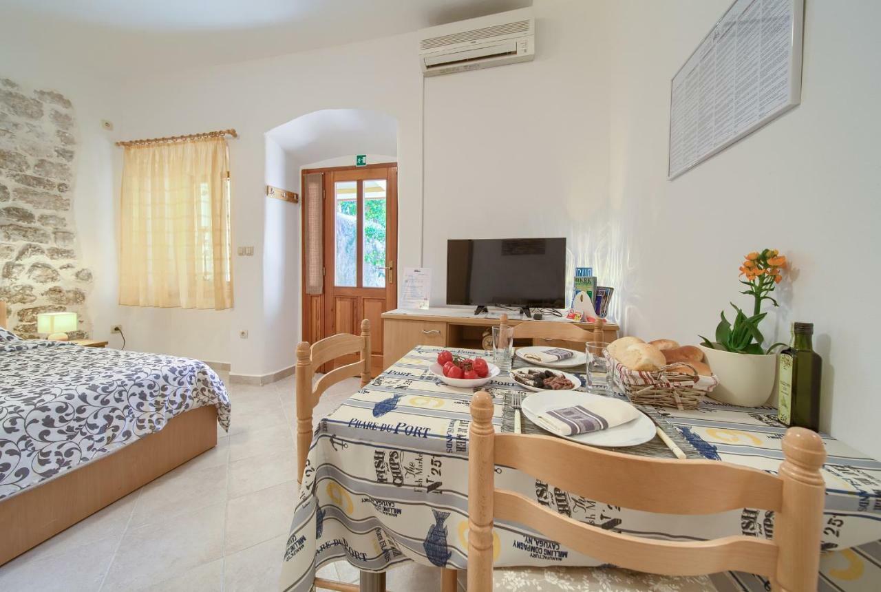 Hrast Appartement Krk Town Buitenkant foto