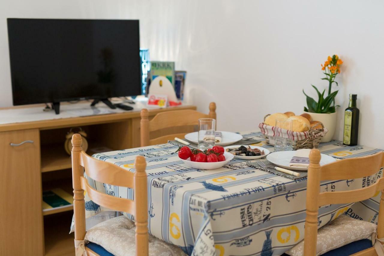 Hrast Appartement Krk Town Buitenkant foto