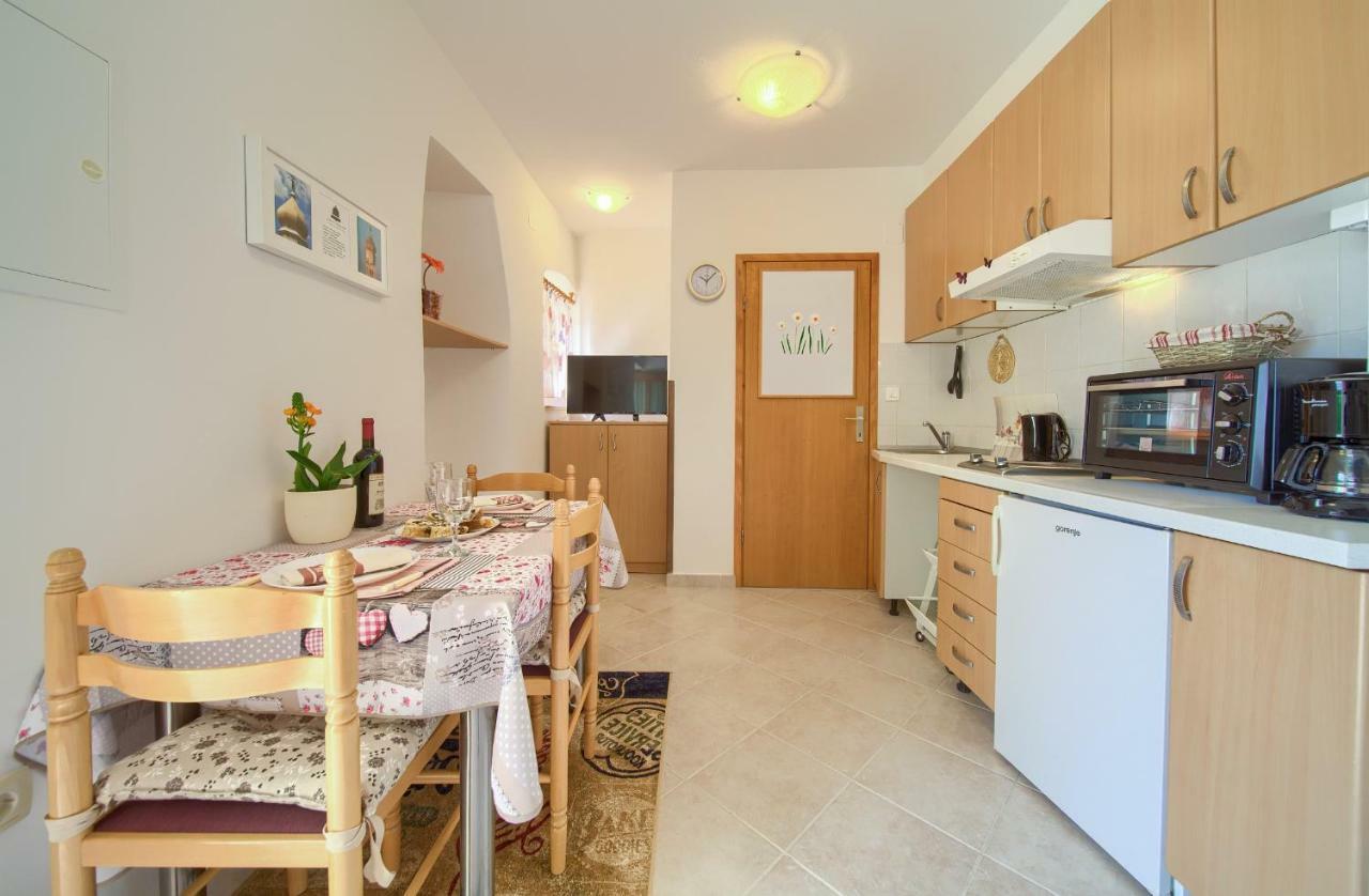 Hrast Appartement Krk Town Buitenkant foto